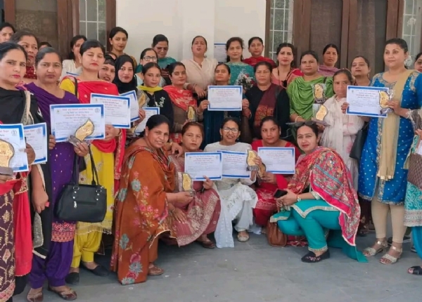 ਪੰਚਾਇਤ ਵਿਭਾਗ ਵੱਲੋਂ ਸਨਮਾਨਿਤ ਕੀਤੀਆਂ ਗਈਆਂ ਔਰਤਾਂ।