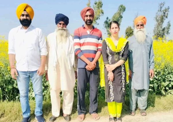 ਖੇਤਾਂ ਦਾ ਨਿਰੀਖਣ ਕਰਨ ਸਮੇਂ ਵਿਭਾਗ ਦੇ ਅਧਿਕਾਰੀ ਅਤੇ ਕਿਸਾਨ