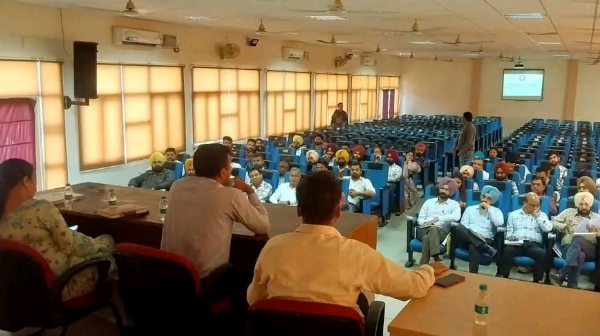 ਮੀਟਿੰਗ ਦੌਰਾਨ ਅਧਿਕਾਰੀ