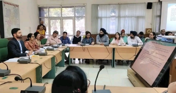 ਸਮੀਖਿਆ ਕਰਦੇ ਡਿਪਟੀ ਕਮਿਸ਼ਨਰ ਵਰਜੀਤ ਵਾਲੀਆ ਅਤੇ ਹੋਰ ਅਧਿਕਾਰੀ