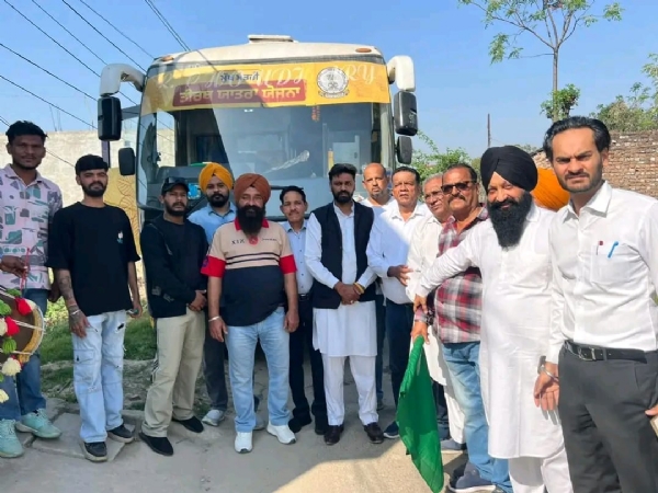 ਹੁਸ਼ਿਆਰਪੁਰ ਵਿੱਚ ਮੁੱਖ ਮੰਤਰੀ ਤੀਰਥ ਯਾਤਰਾ ਯੋਜਨਾ ਤਹਿਤ ਰਵਾਨਾ ਹੁੰਦੀਆਂ ਸ਼ਰਧਾਲੂਆਂ ਦੀਆਂ ਬੱਸਾਂ।