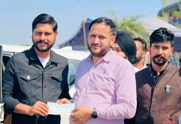 ਸਰਬਸੰਮਤੀ ਨਾਲ ਚੁਣੀ ਗਈ ਪੰਚਾਇਤ ਦੇ ਸਰਪੰਚ ਨੂੰ ਵਿਕਾਸ ਕਾਰਜਾਂ ਲਈ ਚੈੱਕ ਸੌਂਪਦੇ ਵਿਧਾਇਕ ਸ਼ੈਰੀ ਕਲਸੀ