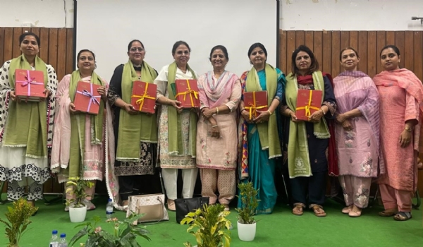 ਭਾਸ਼ਾ ਵਿਭਾਗ ਪੰਜਾਬ ਵੱਲੋਂ ਕੌਮਾਂਤਰੀ ਮਹਿਲਾ ਦਿਵਸ ਨੂੰ ਸਮਰਪਿਤ ਕਰਵਾਏ ਗਏ ਸਮਾਗਮ ’ਚ ਸ਼ਿਰਕਤ ਕਰਨ ਵਾਲੀਆਂ ਸ਼ਖ਼ਸੀਅਤਾਂ ਨੂੰ ਸਨਮਾਨਿਤ ਕਰਦੇ ਹੋਏ ਸੰਯੁਕਤ ਨਿਰਦੇਸ਼ਕਾ ਚੰਦਨਦੀਪ ਕੌਰ ਤੇ ਡਾ. ਬਲਵੀਰ ਕੌਰ ਪੰਧੇਰ।