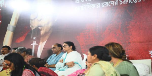 ਵੋਟਰ ਸੂਚੀ ਵਿਵਾਦ ਨੂੰ ਲੈ ਕੇ ਮਮਤਾ ਬੈਨਰਜੀ ਲਗਾਤਾਰ ਦੂਜੇ ਦਿਨ ਧਰਨੇ 