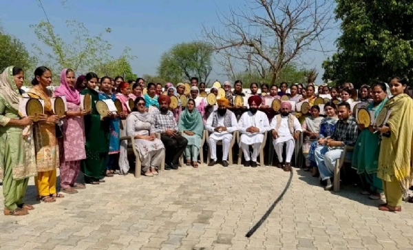 ਮਹਿਲਾਵਾਂ ਦਾ ਸਨਮਾਨ ਕਰਦੇ ਵਿਧਾਇਕ ਸੁਖਵੀਰ ਸਿੰਘ ਮਾਈਸਰਖਾਨਾ