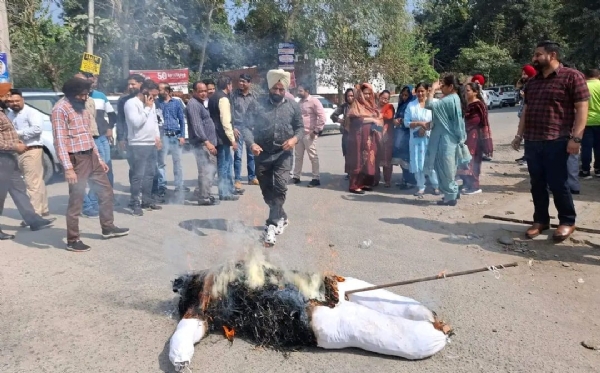 ਸਰਕਾਰ ਦੀ ਅਰਥੀ ਫੂਕਦੇ ਹੋਏ ਦਫ਼ਤਰੀ ਕਾਮੇੇ।