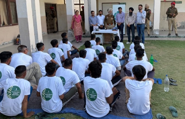 ਨੌਜਵਾਨਾਂ ਨੂੰ ਸੰਬੋਧਨ ਕਰਦੇ ਐਸ.ਐਸ.ਪੀ. ਗੁਰਮੀਤ ਸਿੰਘ।