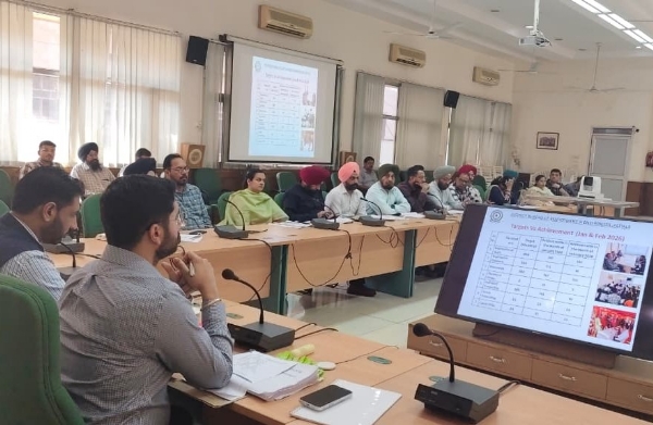 ਡਿਪਟੀ ਕਮਿਸ਼ਨਰ ਵਰਜੀਤ ਵਾਲੀਆ ਵਿਕਾਸ ਕਾਰਜਾਂ ਦੀ ਸਮੀਖਿਆ ਕਰਦੇ ਹੋਏ।