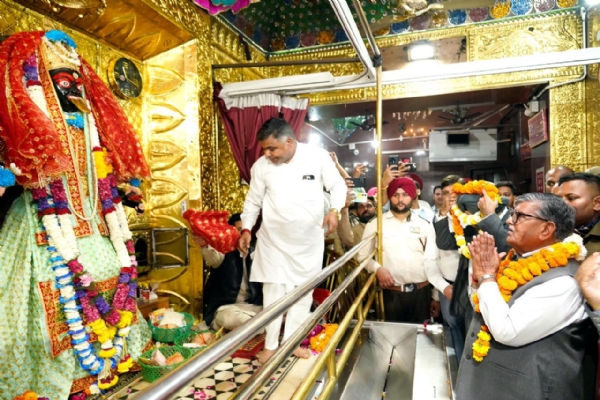 ਪੰਜਾਬ ਦੇ ਰਾਜਪਾਲ ਗੁਲਾਬ ਚੰਦ ਕਟਾਰੀਆ ਪਟਿਆਲਾ ਸਥਿਤ ਮਾਤਾ ਸ੍ਰੀ ਕਾਲੀ ਦੇਵੀ ਮੰਦਰ ਵਿਖੇ ਨਤਮਸਤਕ ਹੁੰਦੇ ਹੋਏ।