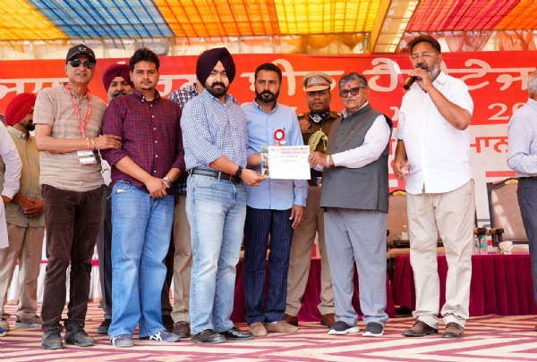 ਪੰਜਾਬ ਦੇ ਰਾਜਪਾਲ ਗੁਲਾਬ ਚੰਦ ਕਟਾਰੀਆ ਪਟਿਆਲਾ ਵਿਖੇ ਘੋੜਿਆਂ ਦੀ ਪੰਜਾਬ ਨਸਲ ਦੇ ਤਿੰਨ ਰੋਜ਼ਾ ਹੈਰੀਟੇਜ ਸ਼ੋਅ ਦੇ ਜੇਤੂਆਂ ਨੂੰ ਇਨਾਮ ਵੰਡਦੇ ਹੋਏ।