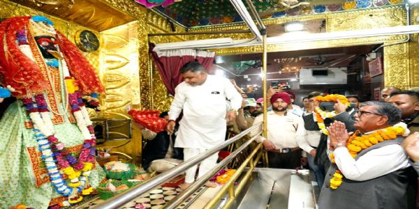 ਰਾਜਪਾਲ ਗੁਲਾਬ ਚੰਦ ਕਟਾਰੀਆ ਪਟਿਆਲਾ ਦੇ ਮਾਤਾ ਸ੍ਰੀ ਕਾਲੀ ਦੇਵੀ ਮੰਦਰ ਵਿਖੇ ਨਤਮਸਤਕ ਹੋਏ