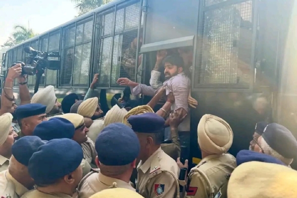 ਵਿਦਿਆਰਥੀਆਂ ਨੂੰ ਹਿਰਾਸਤ ’ਚ ਲੈਂਦੀ ਚੰਡੀਗੜ੍ਹ ਪੁਲਿਸ