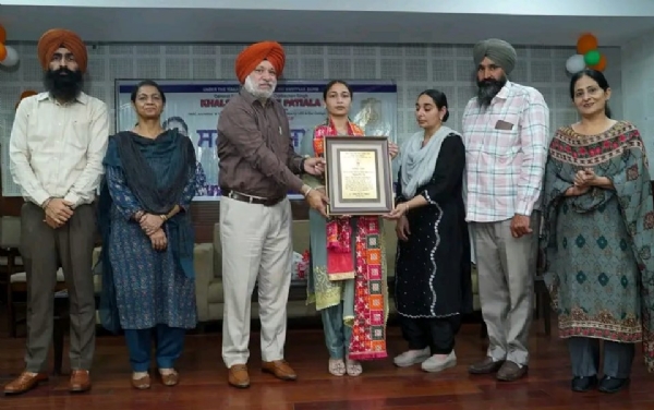 ਸਿਮਰਨਦੀਪ ਕੌਰ ਦਾ ਸਨਮਾਨ ਕਰਦੇ ਕਾਲਜ ਪ੍ਰਬੰਧਕ ਅਤੇ ਸਟਾਫ਼