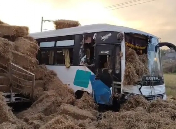 ਬੱਸ ਤੇ ਟਰਾਲੀ ਦੀ ਟੱਕਰ ਦਾ ਦਿ੍ਸ਼।