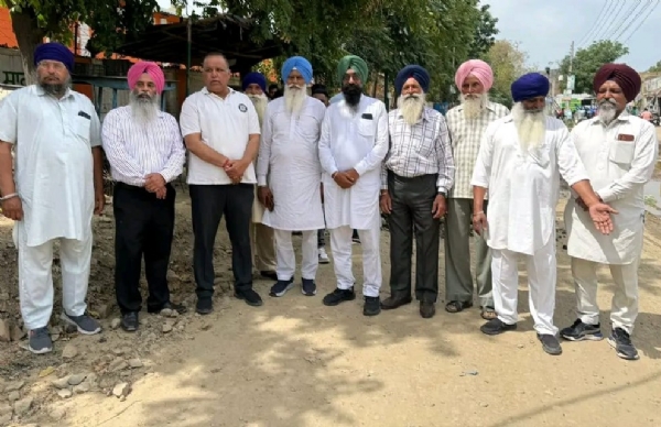 ਗੱਲਬਾਤ ਕਰਦੇ ਸ਼੍ਰੋਮਣੀ ਅਕਾਲੀ ਦਲ ਹੁਸ਼ਿਆਰਪੁਰ ਹਲਕਾ ਇੰਚਾਰਜ ਸੰਜੀਵ ਤਲਵਾੜ ਅਤੇ ਹੋਰ।