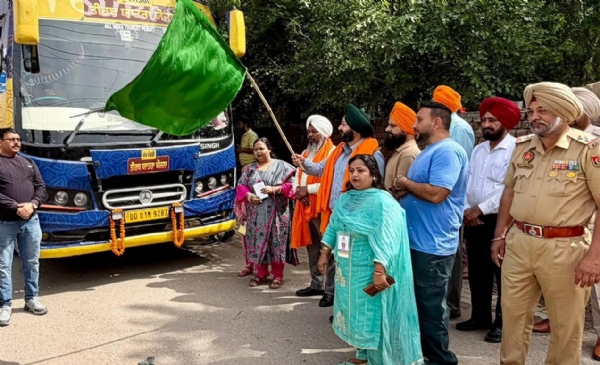 ਸ਼ਰਧਾਲੂਆਂ ਦੀ ਬੱਸ ਰਵਾਨਾ ਕਰਦੇ ਵਿਧਾਇਕ ਅਜੀਤਪਾਲ ਸਿੰਘ ਕੋਹਲੀ