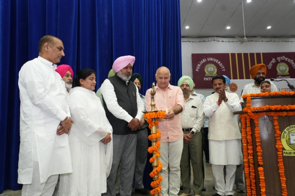 ਆਮ ਆਦਮੀ ਪਾਰਟੀ ਦੇ ਪੰਜਾਬ ਮਾਮਲਿਆਂ ਦੇ ਇੰਚਾਰਜ ਮਨੀਸ਼ ਸਿਸੋਦੀਆ, ਵਿੱਤ ਮੰਤਰੀ ਹਰਪਾਲ ਸਿੰਘ ਚੀਮਾ ਅਤੇ ਹੋਰ ਸ੍ਰੀ ਗੁਰੂ ਰਵਿਦਾਸ ਜੀ ਦੇ 650 ਸਾਲਾ ਪ੍ਰਕਾਸ਼ ਪੁਰਬ ਨੂੰ ਮਨਾਉਣ ਲਈ ਪੰਜਾਬ ਸਰਕਾਰ ਵੱਲੋਂ ਪਟਿਆਲਾ ਵਿਖੇ ਪੰਜਾਬੀ ਯੂਨੀਵਰਸਿਟੀ ਦੇ ਸਹਿਯੋਗ ਨਾਲ ਕਰਵਾਏ ਗਏ ਸੈਮੀਨਾਰ ਮੌਕੇ ਸ਼ਿਰਕਤ ਕਰਦੇ ਹੋਏ।