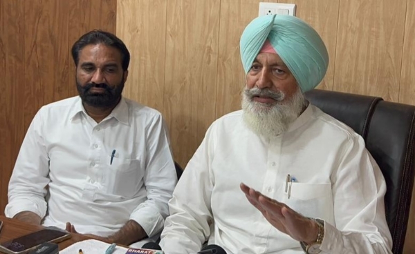 ਗੱਲਬਾਤ ਕਰਦੇ ਪੰਜਾਬ ਦੇ ਸਾਬਕਾ ਸਿਹਤ ਮੰਤਰੀ ਬਲਬੀਰ ਸਿੰਘ ਸਿੱਧੂ।