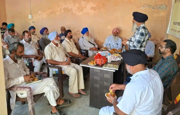 ਕਿਸਾਨਾਂ ਨੂੰ ਸੰਬੋਧਨ ਕਰਦੇ ਪੀ.ਏ.ਯੂ ਕ੍ਰਿਸ਼ੀ ਵਿਗਿਆਨ ਕੇਂਦਰ, ਬਾਹੋਵਾਲ ਦੇ ਅਧਿਕਾਰੀ।