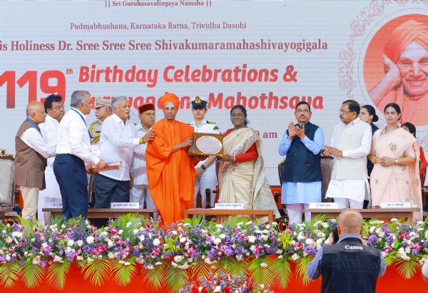 ਸਵਾਮੀ ਜੀ ਰਾਸ਼ਟਰਪਤੀ ਮੁਰਮੂ ਨੂੰ ਪ੍ਰਤੀਕ ਚਿੰਨ੍ਹ ਦਿੰਦੇ ਹੋਏ