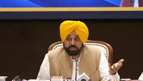 ਮੁੱਖ ਮੰਤਰੀ ਭਗਵੰਤ ਸਿੰਘ ਮਾਨ ਪੱਤਰਕਾਰਾਂ ਨਾਲ ਗੱਲਬਾਤ ਕਰਦੇ ਹੋਏ।