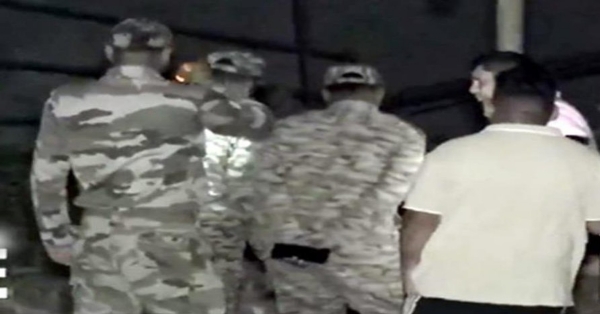 ਮੌਕੇ ’ਤੇ ਹਾਲਾਤ ਦਾ ਜਾਇਜਾ ਲੈਂਦੇ ਹੋਏ ਫੌਜੀ ਜਵਾਨ