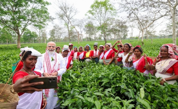 ਅਸਾਮ ਦੇ ਚਾਹ ਦੇ ਬਾਗ ਵਿੱਚ ਇੱਕ ਔਰਤ ਚਾਹ ਵਰਕਰ ਪ੍ਰਧਾਨ ਮੰਤਰੀ ਨਾਲ ਸੈਲਫੀ ਲੈਂਦੀ ਹੋਈ।