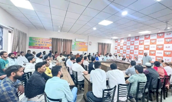 ਮੀਟਿੰਗ ਨੂੰ ਸੰਬੋਧਨ ਕਰਦੇ ਬੁਲਾਰੇ ਅਤੇ ਹਾਜ਼ਰ ਭਾਜਪਾ ਵਰਕਰ।