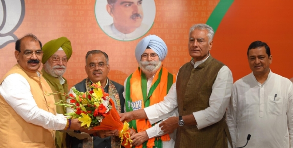ਸੀਨੀਅਰ ਵਕੀਲ ਪਦਮਸ਼੍ਰੀ ਐਚ. ਐਸ. ਫੂਲਕਾ ਦਾ ਸਵਾਗਤ ਕਰਦੇ ਕੇਂਦਰੀ ਮੰਤਰੀ ਹਰਦੀਪ ਸਿੰਘ ਪੂਰੀ, ਕੌਮੀ ਜਨਰਲ ਸਕੱਤਰ ਤਰੁਣ ਚੁੱਘ, ਪੰਜਾਬ ਪ੍ਰਧਾਨ ਸੁਨੀਲ ਜਾਖੜ, ਪੰਜਾਬ ਦੇ ਕਾਰਜਕਾਰੀ ਪ੍ਰਧਾਨ ਅਸ਼ਵਨੀ ਸ਼ਰਮਾ ਅਤੇ ਹੋਰ ਅਹੁਦੇਦਾਰ