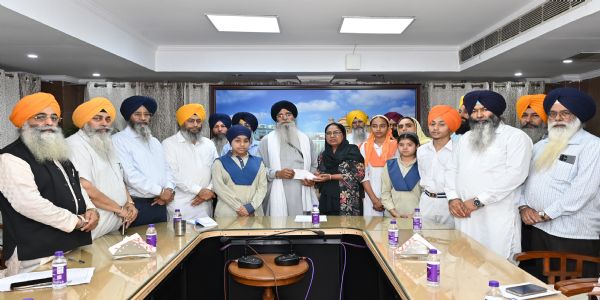 ਸ਼੍ਰੋਮਣੀ ਕਮੇਟੀ ਵੱਲੋਂ ਅੰਮ੍ਰਿਤਧਾਰੀ ਬੱਚਿਆਂ ਨੂੰ 2 ਕਰੋੜ 28 ਲੱਖ ਰੁਪਏ ਦੇ ਵਜੀਫੇ ਜਾਰੀ