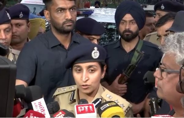 ਪੱਤਰਕਾਰਾਂ ਨਾਲ ਗੱਲਬਾਤ ਕਰਦੇ ਹੋਏ ਚੰਡੀਗੜ੍ਹ ਦੀ ਐਸਐਸਪੀ ਕੰਵਰਦੀਪ ਕੌਰ