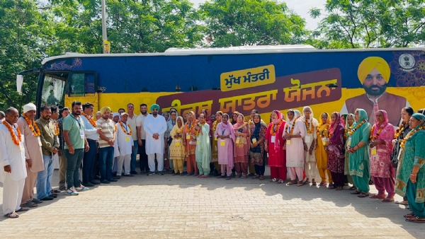 ਬੱਸ ਰਵਾਨਾ ਕਰਦੇ ਹੋਏ ਵਿਧਾਇਕ ਕੁਲਜੀਤ ਸਿੰਘ ਰੰਧਾਵਾ। ਬੱਸ ਰਵਾਨਾ ਕਰਦੇ ਹੋਏ ਵਿਧਾਇਕ ਕੁਲਜੀਤ ਸਿੰਘ ਰੰਧਾਵਾ।