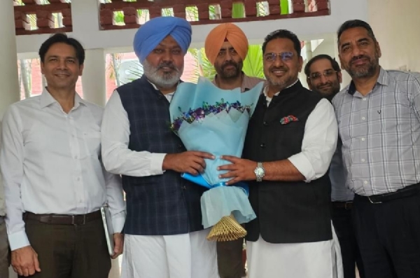 ਵਿੱਤ ਮੰਤਰੀ ਹਰਪਾਲ ਸਿੰਘ ਚੀਮਾ ਨਾਲ ਮੁਲਾਕਾਤ ਸਮੇਂ ਪੀ.ਆਰ.ਟੀ.ਸੀ ਦੇ ਚੇਅਰਮੈਨ ਐਡਵੋਕੇਟ ਹਰਪਾਲ ਜੁਨੇਜਾ
