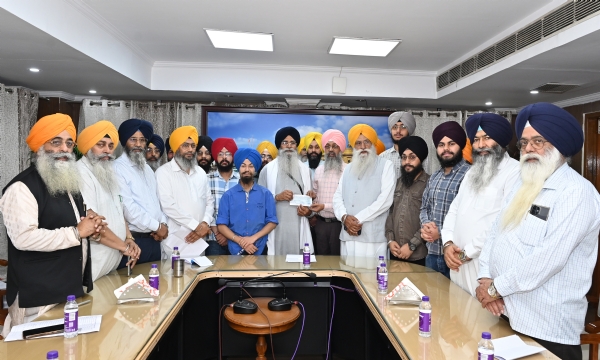 ਸ਼੍ਰੋਮਣੀ ਕਮੇਟੀ ਦੇ ਵਿਦਿਅਕ ਅਦਾਰਿਆਂ ’ਚ ਪੜ੍ਹਦੇ ਅੰਮ੍ਰਿਤਧਾਰੀ ਬੱਚਿਆਂ ਨੂੰ ਵਜੀਫਾ ਰਾਸ਼ੀ ਦੇ ਚੈੱਕ ਦੇਣ ਮੌਕੇ ਐਡਵੋਕੇਟ ਹਰਜਿੰਦਰ ਸਿੰਘ ਧਾਮੀ, ਭਾਈ ਰਾਜਿੰਦਰ ਸਿੰਘ ਮਹਿਤਾ ਅਤੇ ਹੋਰ।