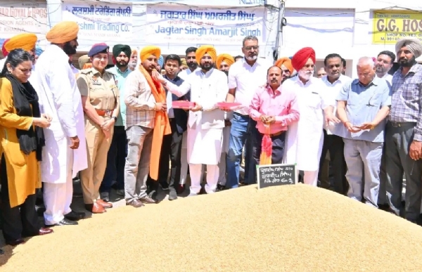 ਕੈਬਨਿਟ ਮੰਤਰੀ ਤਰੁਨਪ੍ਰੀਤ ਸਿੰਘ ਸੌਂਦ ਅਤੇ ਡੀ.ਸੀ ਹਿਮਾਂਸ਼ੂ ਜੈਨ ਵੱਲੋ ਏਸ਼ੀਆ ਦੀ ਸਭ ਤੋਂ ਵੱਡੀ ਅਨਾਜ ਮੰਡੀ ਖੰਨਾ ਵਿੱਚ ਕਣਕ ਦੀ ਖਰੀਦ ਦੀ ਸ਼ੁਰੂਆਤ ਕਰਵਾਈ ਗਈ