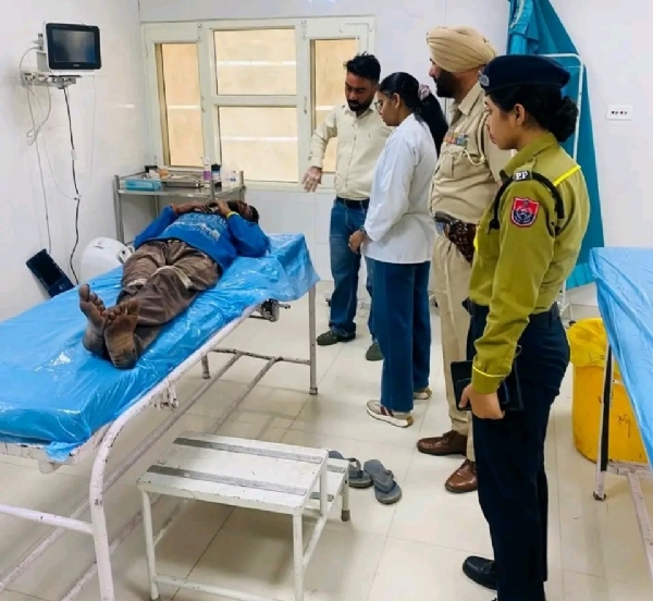 ਹਾਸਦੇ ਦੇ ਸ਼ਿਕਾਰ ਵਿਅਕਤੀ ਨੂੰ ਹਸਪਤਾਲ ਪਹੁੰਚਾਉਣ ਉਪਰੰਤ ਸੜਕ ਸੁਰੱਖਿਆ ਫੋਰਸ ਦੀ ਟੀਮ ਹਾਸਦੇ ਦੇ ਸ਼ਿਕਾਰ ਵਿਅਕਤੀ ਨੂੰ ਹਸਪਤਾਲ ਪਹੁੰਚਾਉਣ ਉਪਰੰਤ ਸੜਕ ਸੁਰੱਖਿਆ ਫੋਰਸ ਦੀ ਟੀਮ