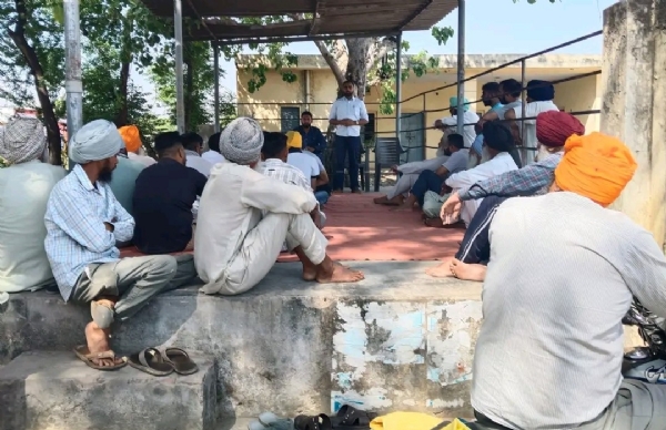 ਕਿਸਾਨਾਂ ਨੂੰ ਕਰਾਪ ਰੇਜਿਡਿਊ ਮੈਨੇਜਮੈਂਟ ਸਬੰਧੀ ਜਾਗਰੂਕਤਾ ਕਰਦੇ ਵਿਭਾਗ ਦੇ ਕਰਮਚਾਰੀ