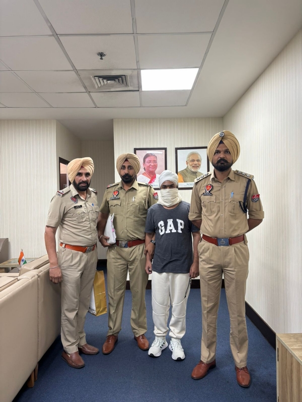 ਪੁਲਿਸ ਹਿਰਾਸਤ ਅੰਮਿ੍ਤਪਾਲ ਮਹਿਰੋਂ। ਪੁਲਿਸ ਹਿਰਾਸਤ ਅੰਮਿ੍ਤਪਾਲ ਮਹਿਰੋਂ।