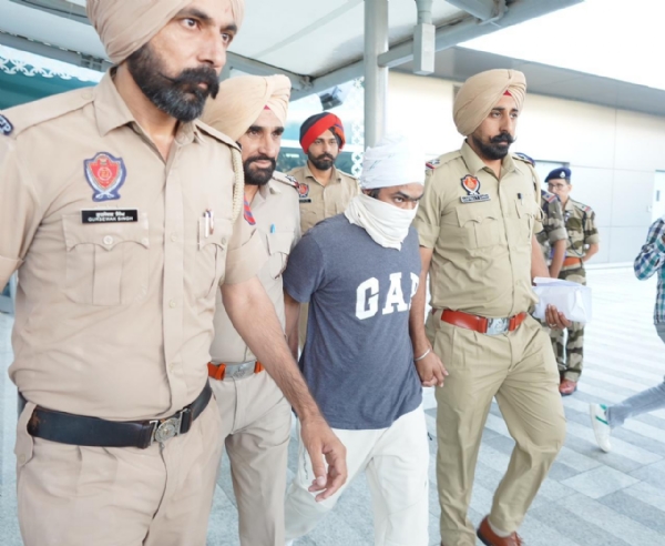 ਪੁਲਿਸ ਹਿਰਾਸਤ ’ਚ ਅੰਮਿ੍ਤਪਾਲ ਮਹਿਰੋਂ। ਪੁਲਿਸ ਹਿਰਾਸਤ ’ਚ ਅੰਮਿ੍ਤਪਾਲ ਮਹਿਰੋਂ।