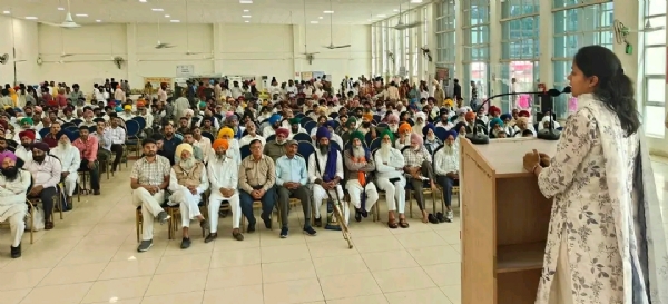 ਡਿਪਟੀ ਕਮਿਸ਼ਨਰ ਆਸ਼ਿਕਾ ਜੈਨ ਜ਼ਿਲ੍ਹਾ ਪੱਧਰੀ ਕਿਸਾਨ ਸਿਖਲਾਈ ਕੈਂਪ ਦੌਰਾਨ ਸੰਬੋਧਨ ਕਰਦੇ ਹੋਏ।