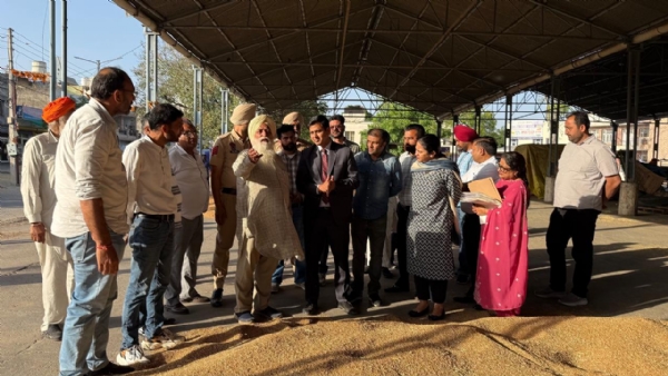 ਕਣਕ ਦੀ ਖਰੀਦ ਪ੍ਰਬੰਧਾਂ ਦਾ ਜਾਇਜ਼ਾ ਲੈਣ ਲਈ ਡਿਪਟੀ ਕਮਿਸ਼ਨਰ ਡਾ. ਹਿਮਾਂਸ਼ੂ ਅਗਰਵਾਲ ਪਟਿਆਲਾ ਦੀ ਅਨਾਜ ਮੰਡੀ ਦਾ ਦੌਰਾ ਕਰਦੇ ਹੋਏ।