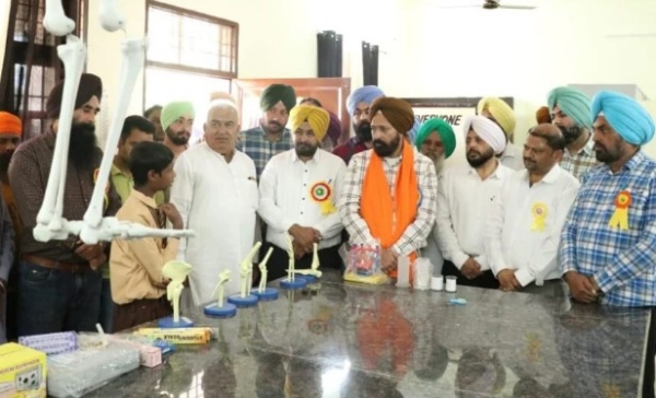 ਪੀ.ਐਮ.ਸ਼੍ਰੀ ਸਰਕਾਰੀ ਹਾਈ ਸਕੂਲ ਹਰਬੰਸਪੁਰਾ ਵਿਖੇ 23.99 ਲੱਖ ਦੀ ਲਾਗਤ ਨਾਲ ਤਿਆਰ ਹੋਈਆਂ 02 ਲੈਬਜ਼ ਦਾ ਉਦਘਾਟਨ ਪੀ.ਐਮ.ਸ਼੍ਰੀ ਸਰਕਾਰੀ ਹਾਈ ਸਕੂਲ ਹਰਬੰਸਪੁਰਾ ਵਿਖੇ 23.99 ਲੱਖ ਦੀ ਲਾਗਤ ਨਾਲ ਤਿਆਰ ਹੋਈਆਂ 02 ਲੈਬਜ਼ ਦਾ ਉਦਘਾਟਨ