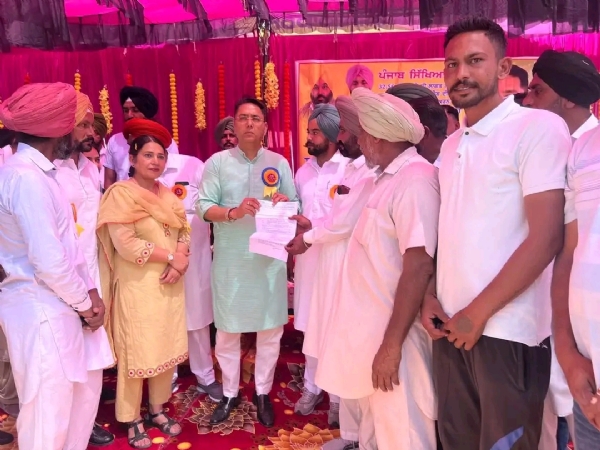 ਕੈਬਨਿਟ ਮੰਤਰੀ ਅਮਨ ਅਰੋੜਾ ਨੇ ਕਈ ਸਮਾਜਿਕ ਤੇ ਧਾਰਮਿਕ ਸੰਸਥਾਵਾਂ ਨੂੰ ਗ੍ਰਾਂਟਾਂ ਦੇ ਚੈੱਕ ਵੀ ਵੰਡੇ। ਕੈਬਨਿਟ ਮੰਤਰੀ ਅਮਨ ਅਰੋੜਾ ਨੇ ਕਈ ਸਮਾਜਿਕ ਤੇ ਧਾਰਮਿਕ ਸੰਸਥਾਵਾਂ ਨੂੰ ਗ੍ਰਾਂਟਾਂ ਦੇ ਚੈੱਕ ਵੀ ਵੰਡੇ।