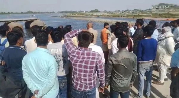 ਯਮੁਨਾ ਦੇ ਕੰਢੇ ਭੀੜ ਇਕੱਠੀ ਹੋ ਗਈ। ਯਮੁਨਾ ਦੇ ਕੰਢੇ ਭੀੜ ਇਕੱਠੀ ਹੋ ਗਈ।