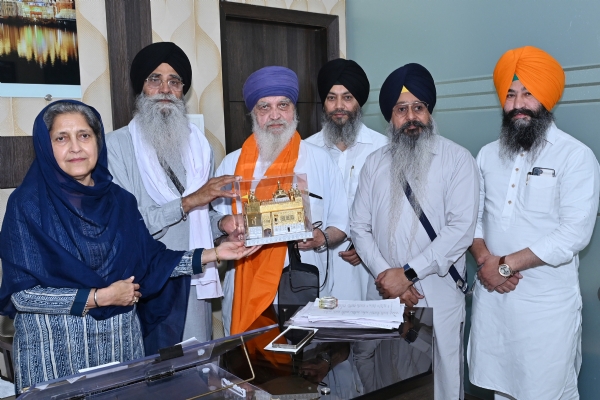 ਸ਼੍ਰੋਮਣੀ ਕਮੇਟੀ ਦਫ਼ਤਰ ਵਿਖੇ ਇੰਦਰਜੀਤ ਸਿੰਘ ਗੋਲਾਟੀ ਨੂੰ ਸ਼੍ਰੋਮਣੀ ਕਮੇਟੀ ਦੇ ਪ੍ਰਧਾਨ ਐਡਵੋਕੇਟ ਹਰਜਿੰਦਰ ਸਿੰਘ ਧਾਮੀ ਨੇ ਸਿਰੋਪਾਓ ਤੇ ਸ੍ਰੀ ਦਰਬਾਰ ਸਾਹਿਬ ਦਾ ਸੁਨਹਿਰੀ ਮਾਡਲ ਦੇ ਕੇ ਸਨਮਾਨਿਤ ਕੀਤਾ। ਸ਼੍ਰੋਮਣੀ ਕਮੇਟੀ ਦਫ਼ਤਰ ਵਿਖੇ ਇੰਦਰਜੀਤ ਸਿੰਘ ਗੋਲਾਟੀ ਨੂੰ ਸ਼੍ਰੋਮਣੀ ਕਮੇਟੀ ਦੇ ਪ੍ਰਧਾਨ ਐਡਵੋਕੇਟ ਹਰਜਿੰਦਰ ਸਿੰਘ ਧਾਮੀ ਨੇ ਸਿਰੋਪਾਓ ਤੇ ਸ੍ਰੀ ਦਰਬਾਰ ਸਾਹਿਬ ਦਾ ਸੁਨਹਿਰੀ ਮਾਡਲ ਦੇ ਕੇ ਸਨਮਾਨਿਤ ਕੀਤਾ।