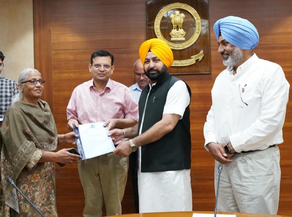 ਮਾਲ ਮੰਤਰੀ ਹਰਦੀਪ ਸਿੰਘ ਮੁੰਡੀਆਂ ਪੱਤਰ ਦਿੰਦੇ ਹੋਏ।