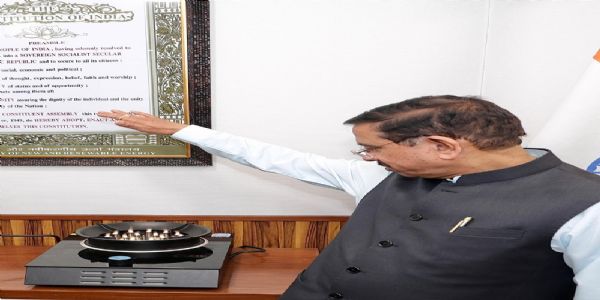 ਪ੍ਰਹਿਲਾਦ ਜੋਸ਼ੀ ਨੇ ਆਯਾਤ ਕੀਤੇ ਇਲੈਕਟ੍ਰਿਕ ਸਟੋਵ ਦੀ ਦਿਖਾਈ ਇੱਕ ਝਲਕ