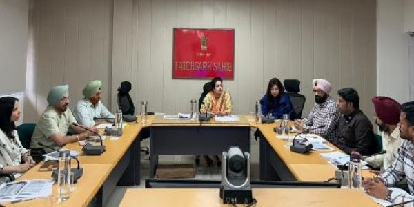 ਫਤਹਿਗੜ੍ਹ ਸਾਹਿਬ ‘ਚ ਨਾੜ ਸਾੜਨ ‘ਤੇ ਰੋਕ ਲਈ ਅਹਿਮ ਮੀਟਿੰਗ, ਡਿਪਟੀ ਕਮਿਸ਼ਨਰ ਵੱਲੋਂ ਸਖ਼ਤ ਹਦਾਇਤਾਂ ਜਾਰੀ