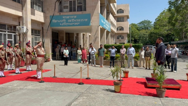 ਪਟਿਆਲਾ ਦੇ ਨਵੇਂ ਡਿਪਟੀ ਕਮਿਸ਼ਨਰ ਵਜੋਂ ਅਹੁਦਾ ਸੰਭਾਲਦੇ ਹੋਏ 2014 ਬੈਚ ਦੇ ਆਈ.ਏ.ਐਸ ਅਧਿਕਾਰੀ ਡਾ. ਹਿਮਾਂਸ਼ੂ ਅਗਰਵਾਲ। ਪਟਿਆਲਾ ਦੇ ਨਵੇਂ ਡਿਪਟੀ ਕਮਿਸ਼ਨਰ ਵਜੋਂ ਅਹੁਦਾ ਸੰਭਾਲਦੇ ਹੋਏ 2014 ਬੈਚ ਦੇ ਆਈ.ਏ.ਐਸ ਅਧਿਕਾਰੀ ਡਾ. ਹਿਮਾਂਸ਼ੂ ਅਗਰਵਾਲ।