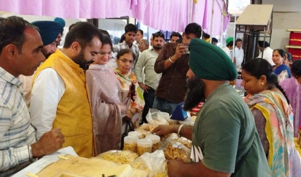 ਵਿਧਾਇਕ ਨਰਿੰਦਰਪਾਲ  ਸਿੰਘ ਸਵਨਾ ਨੇ ਸਟਾਲਾਂ ਦਾ ਦੌਰਾ ਕਰਕੇ ਪ੍ਰਗਤੀਸ਼ੀਲ ਕਿਸਾਨਾਂ ਨਾਲ ਕੀਤਾ ਸੰਵਾਦ